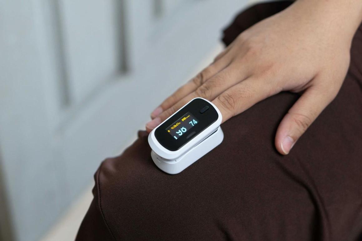  For self-monitoring with a pulse oximeter, oxygen levels should be 94% or higher. Smokers or others with compromised lungs might have slightly lower oxygen levels around 92%. Photo: Shutterstock 