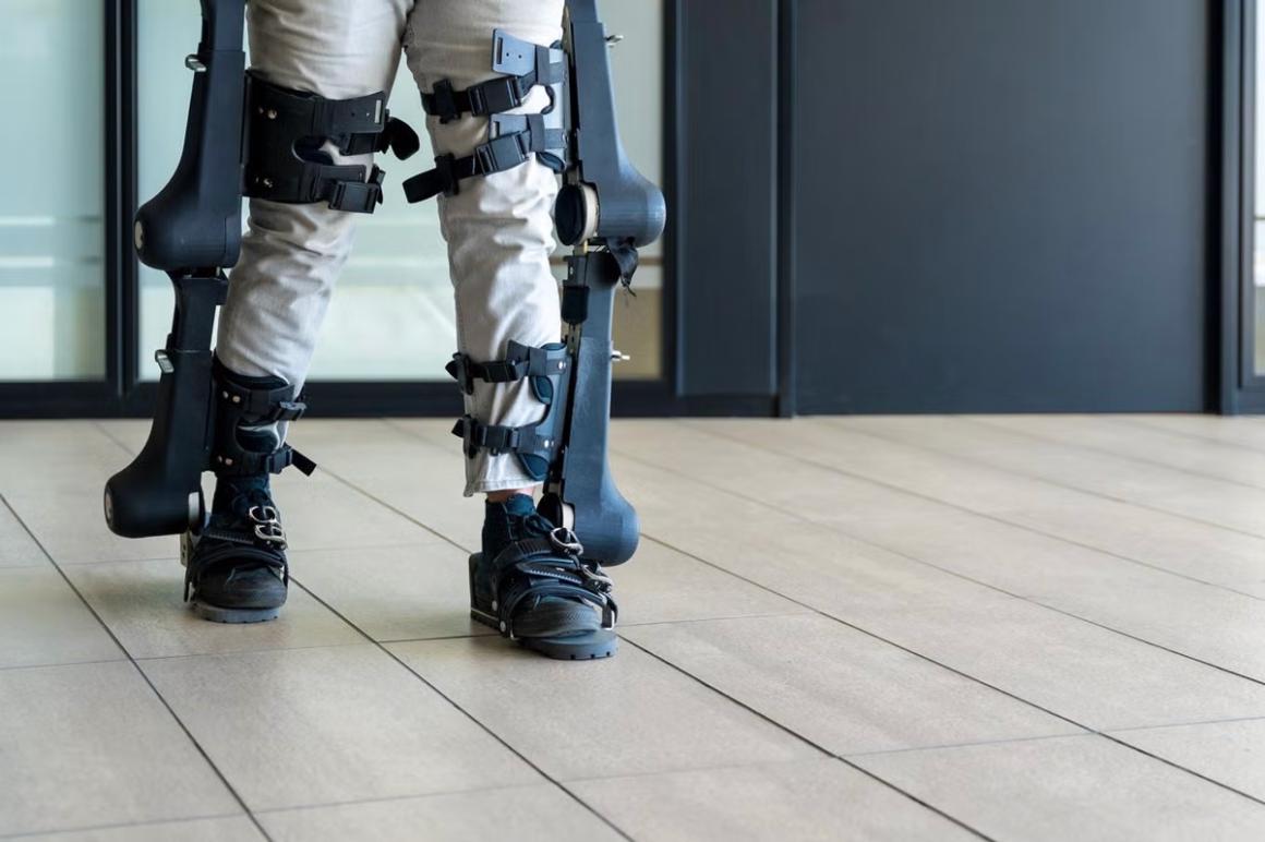  Physical therapists who work with people who've had a stroke have started to incorporate exoskeletons—mechanical frames that can support a person while they move—into their therapies. Photo: Shutterstock 