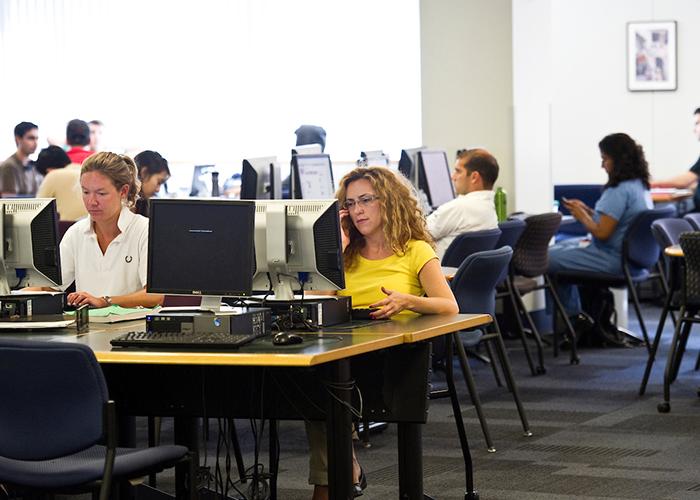 08/22/2011 - Boston, Mass.  Students use the computer lab in the Health Sciences Library in the Sackler building at the Tufts University School of Medicine on Monday, August 22, 2011.  (Alonso Nichols/Tufts University)
