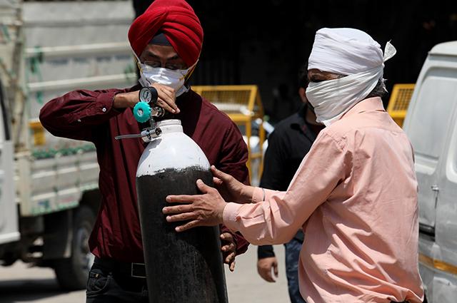 Relatives of COVID-19 patients lined up to fill oxygen tanks at a gas supplier in New Delhi.